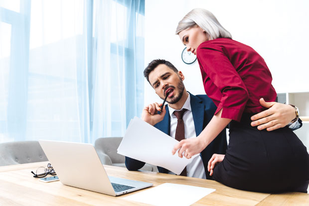 Предности и мане везе са колегом